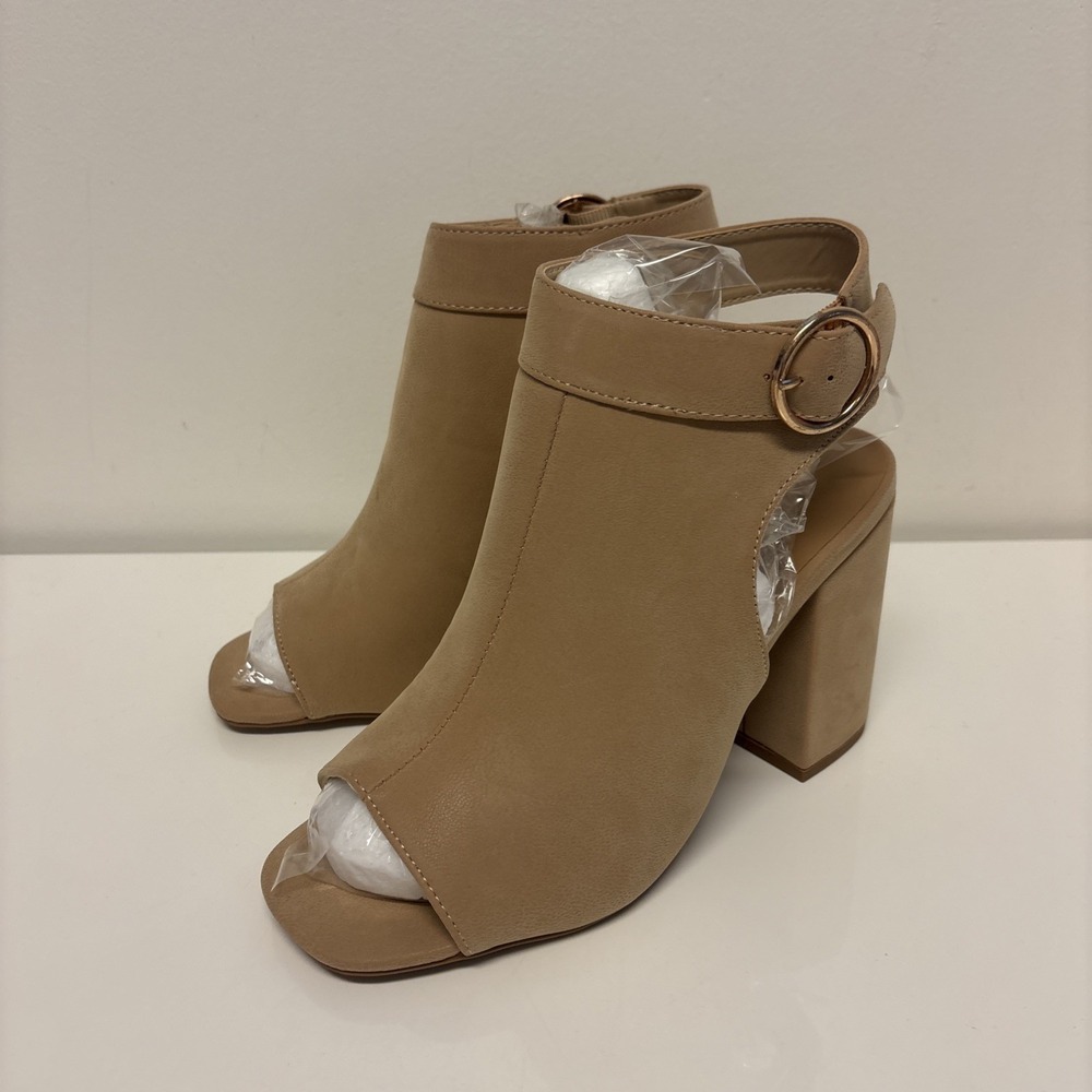 Bamboo Milestone-20 Nudnub Tan Peep Toe Block Heel Booties Size 7.5 NEW IN BOX